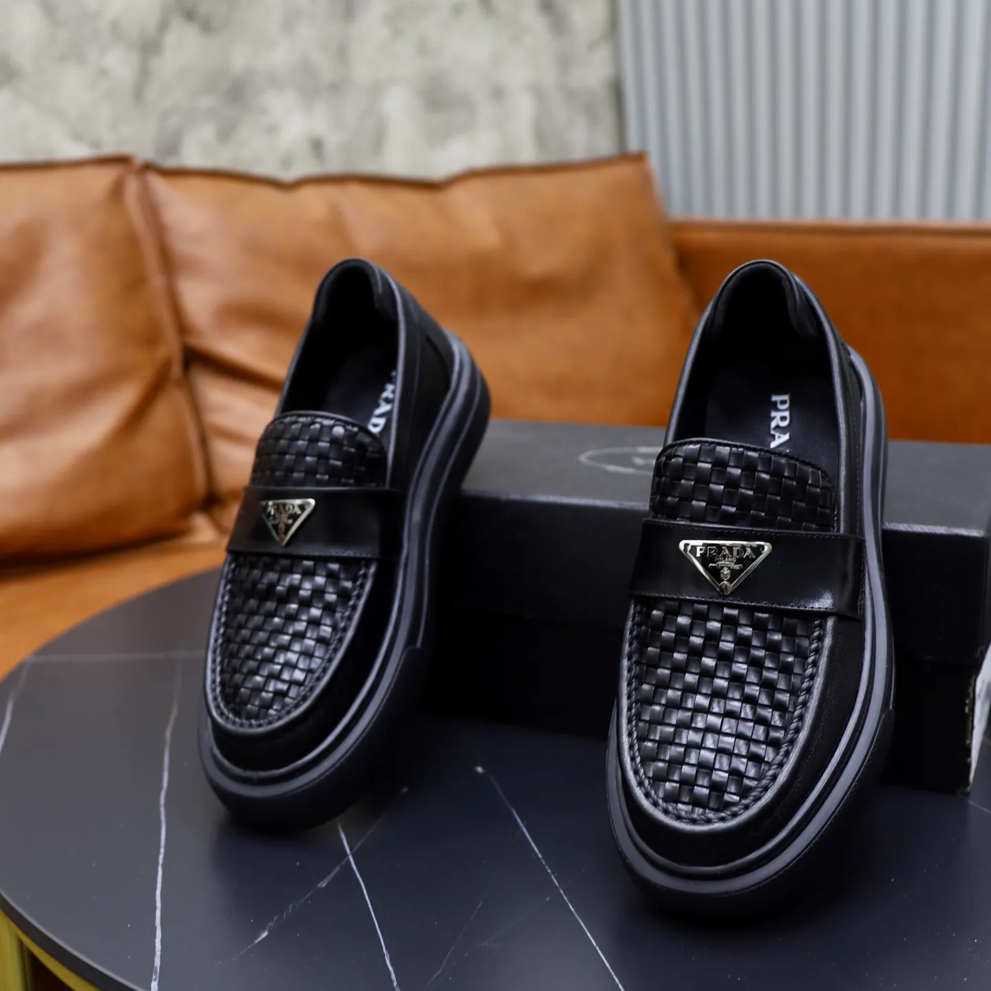 Ex-factory price: 500💰🙅‍♂️🙅‍♂️🙅‍♂️ Brand: PRADA Standard code: Men's code 38-44 (45 can be customized) Grade: Same style as the official website Original order quality Material: Original cowhide surface Comfortable lining Original outsole Style category: Men's fashionable casual leather shoes Distinguished big-name luxury elements Top luxury Color: Color of the actual picture